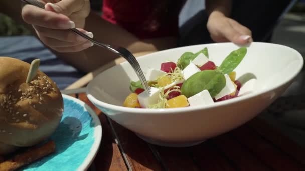 Comer ensalada de verduras — Vídeo de stock