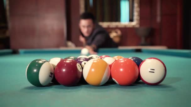 Guy plays billiards — Stock Video