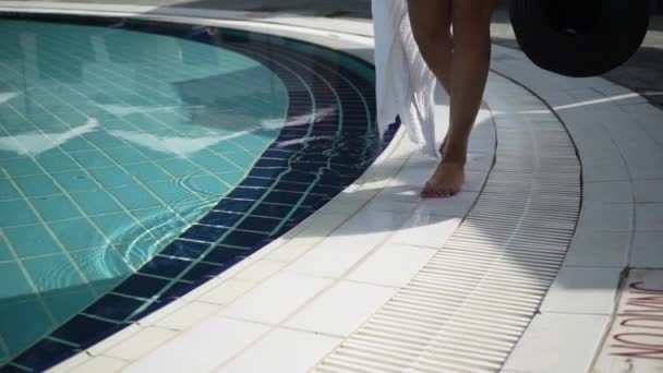 Meninas pernas vai ao longo da piscina — Vídeo de Stock