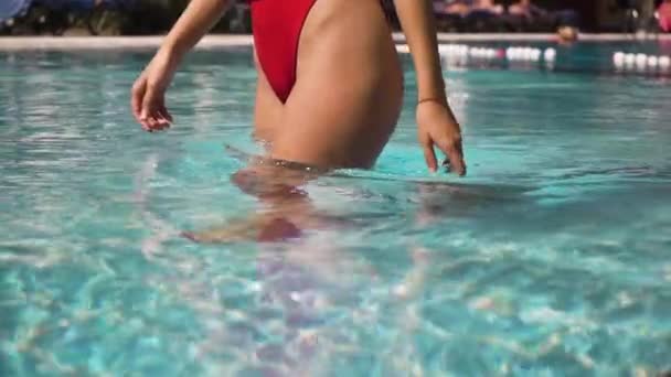 Девушка идет в бассейн — стоковое видео