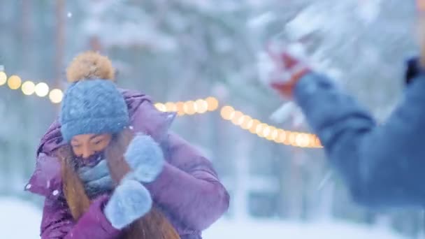 Vidám nő dob hó barátja a korcsolyapályán — Stock videók