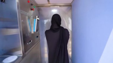 Sterilizasyon Kapıları 'nda çarşaflı bir kız.