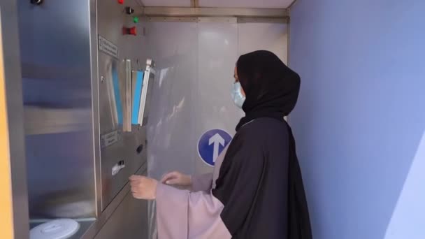 Κορίτσι σε ένα abaya σε Πύλες Αποστείρωσης — Αρχείο Βίντεο