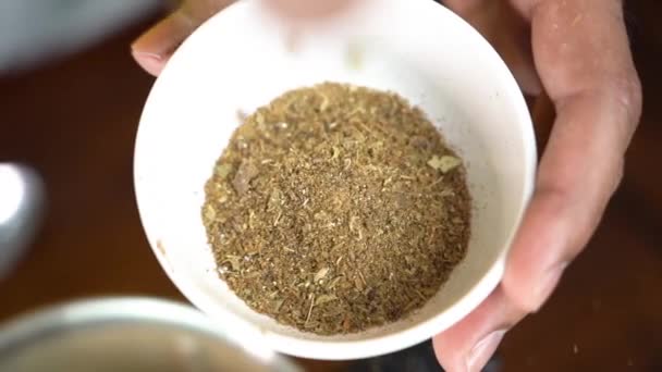 Kryddor hälls i en skål — Stockvideo