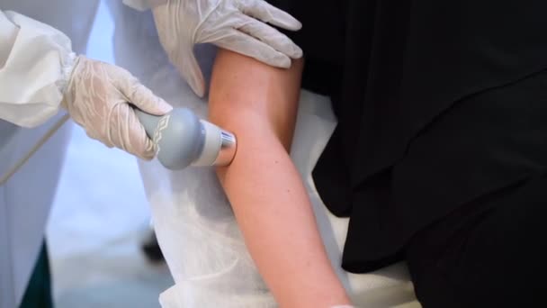 Terapêutica com braço feminino — Vídeo de Stock