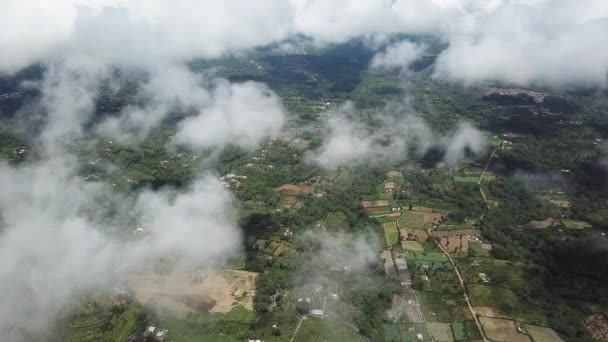 Vista de la tierra a través de las nubes — Vídeo de stock