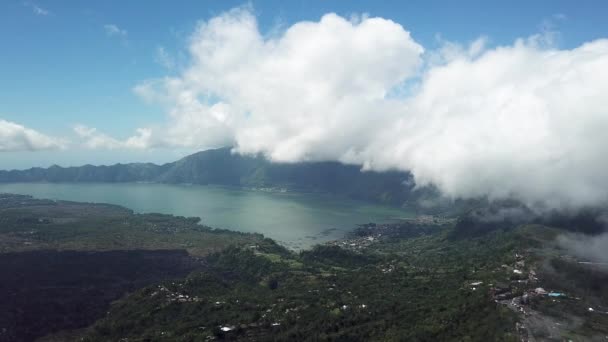 Вулкан, озеро и облака — стоковое видео