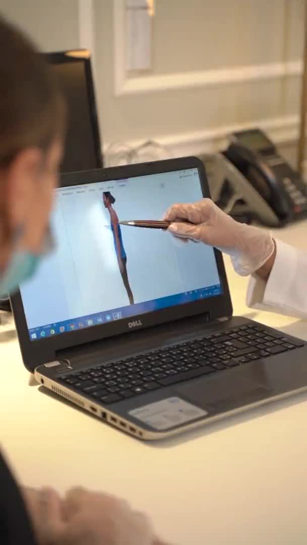 Mężczyzna na ekranie monitora u lekarza — Wideo stockowe