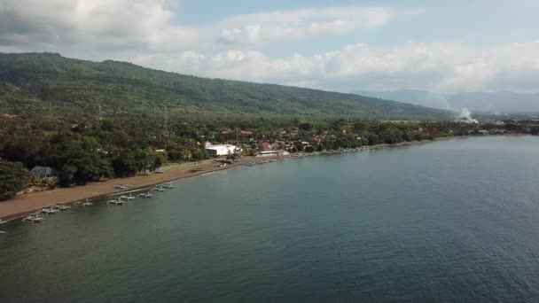 Zee kust, boten en heuvels in bali — Stockvideo