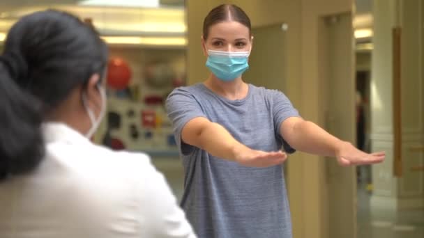 Donna in maschera medica che fa esercizi — Video Stock