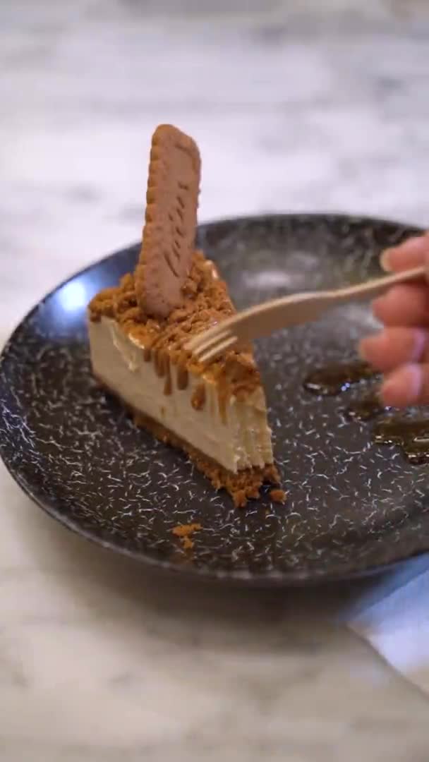 Eating cake on a plate — Stock Video