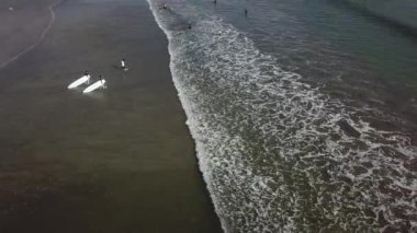 Sörfçüler denize gider