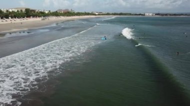 Bali 'deki sörfçüler