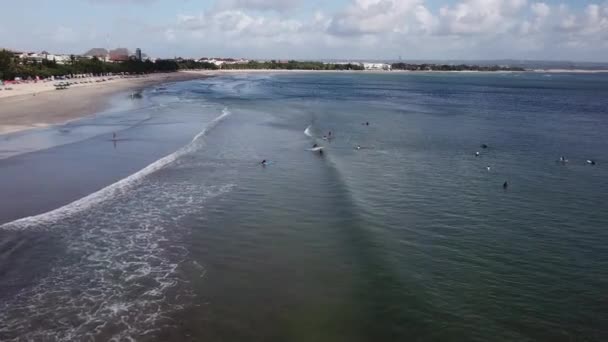 Волны и начинающие серфингисты — стоковое видео