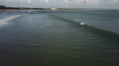 Sörfçü bir dalga yakaladı.