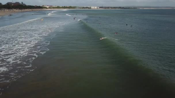Начинающие серфингисты на пляже — стоковое видео
