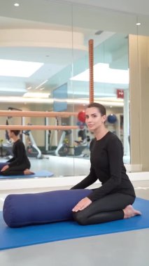 Hamile kadınlar için puf üzerinde egzersiz.