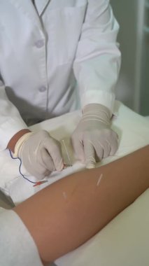 Elimde ilaç iğneleri var.