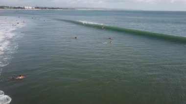 Bali 'de dalgalar ve sörf