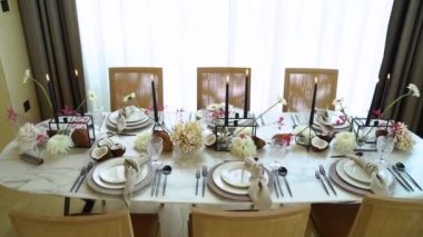 Oturma odasında servis edildi.