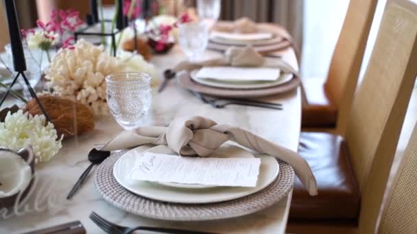 Stół z naczyniami i dekoracjami — Wideo stockowe