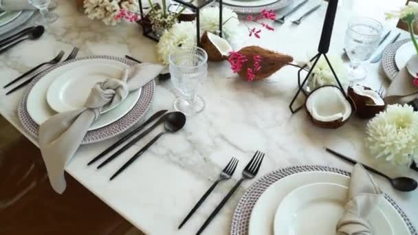 Akşam yemeği için dekore edilmiş masa. — Stok video
