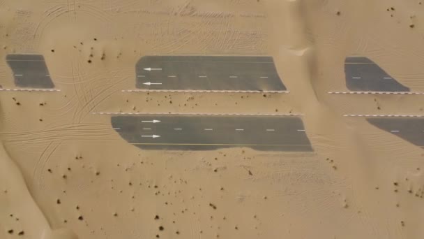 El camino está cubierto de arena en el desierto — Vídeos de Stock