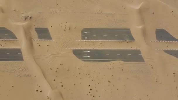 Autostrada è coperta di sabbia nel deserto — Video Stock