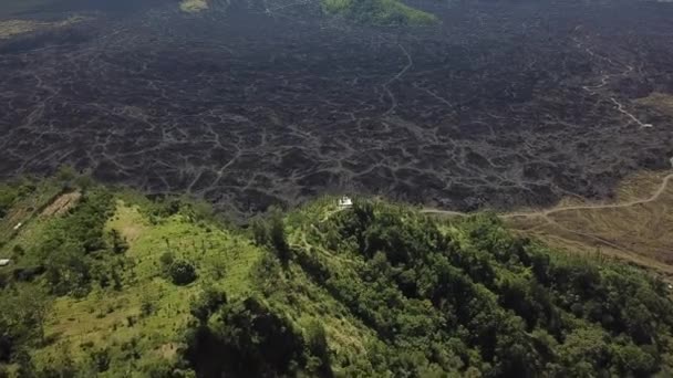 Suelo negro después de la erupción volcánica — Vídeos de Stock