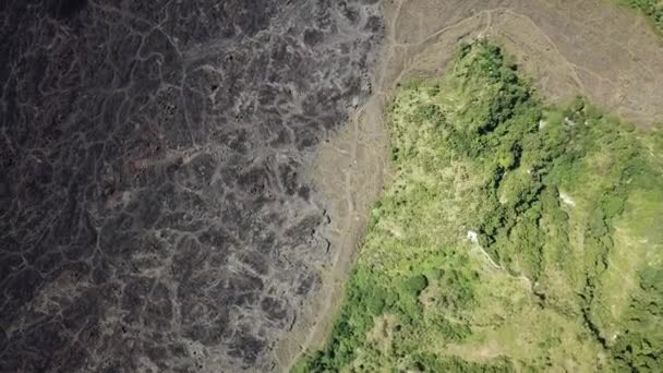 Černá půda po sopečné erupci — Stock video