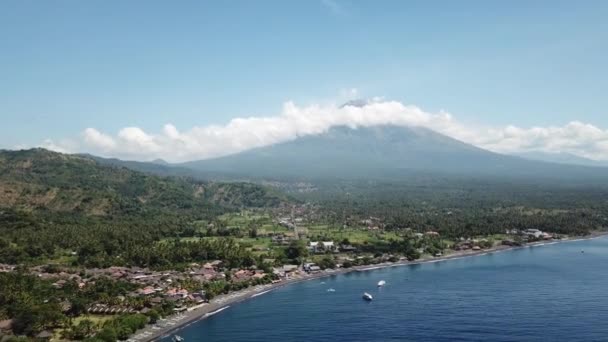 Byn och havet på bakgrunden av vulkanen agung bali ön — Stockvideo