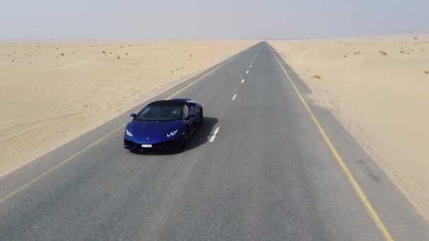Lamborghini in de woestijn van dubai l qudra — Stockvideo