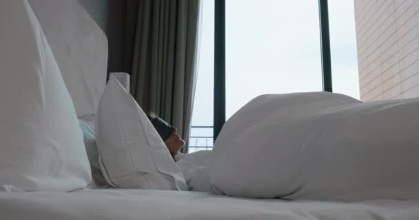 Kobieta w masce snu zamienia spanie na dużym wygodnym łóżku — Wideo stockowe