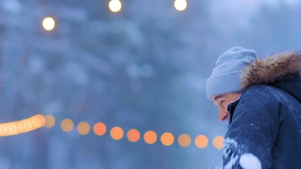 Sonriente chico y novia jugar bolas de nieve en pista de hielo — Vídeo de stock