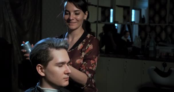 Wykwalifikowany fryzjer naprawia modną fryzurę na głowie faceta — Wideo stockowe