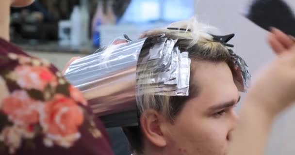 Professionel frisør anvender hår blegemiddel med børste – Stock-video