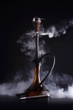 Bir siyah arka plan üzerinde duman bulutu ile trendy nargile
