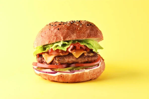 Burger pe fundal galben — Fotografie, imagine de stoc