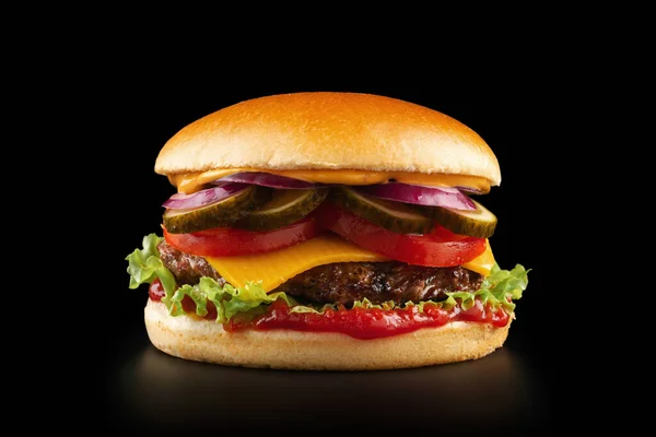 黑色背景的新鲜多汁汉堡包 — 图库照片