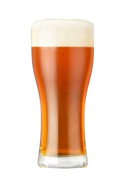 Beyaz arka planda yoğun köpüklü ve köpüklü light bira.