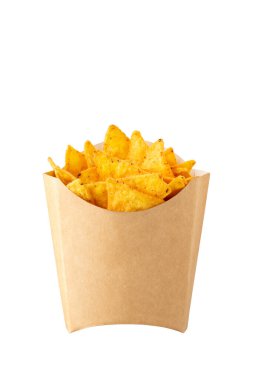 Kraft patates kızartma kutusundaki cipsler beyaza izole edilmiş.