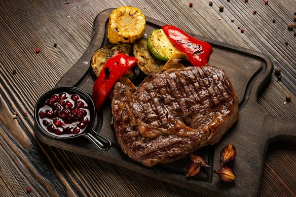 Prime Black Angus Ribeye Steak Mit Gegrilltem Gemüse Und Preiselbeersoße — Stockfoto