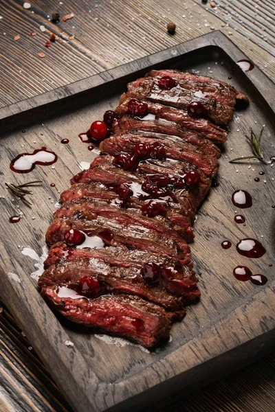 Prime Black Angus Szoknyás Steak Áfonyaszósszal Deszkán Közepes Fokú Szeletelt — Stock Fotó