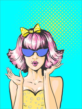 Pop sanat yüz Vay. Sexy kadın pembe saçlı ve açık ağız onun elinde güneş gözlüğü yazıt wow yansıması ile şaşırttı. Vektör renkli arka planda pop sanat retro komik tarzı.