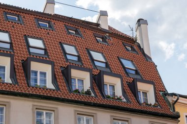 Birçok penceresi olan çok katlı tavan arası.