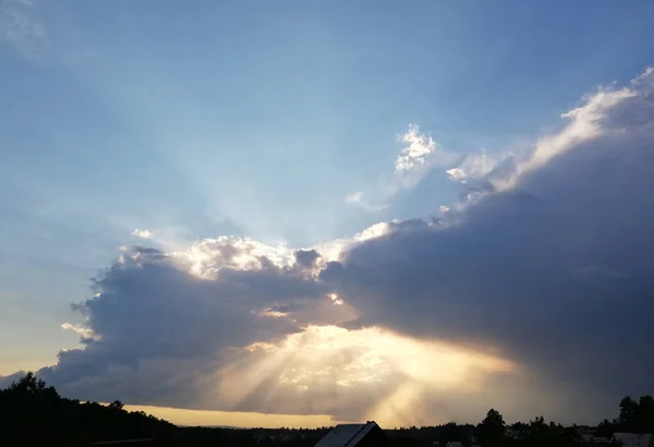 Zonsondergang hemel met blauwe schaduwen en heldere zonnestralen — Stockfoto