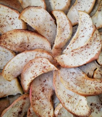 Elma dilimleri tarçınlı ve mutfaklı turta için.