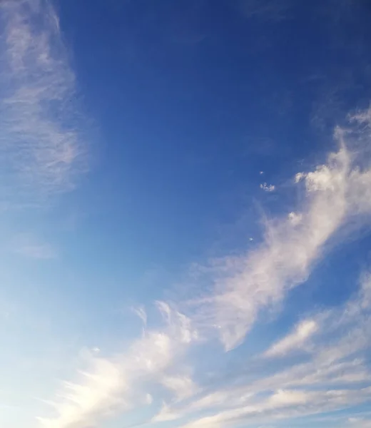 Cielo blu con nuvole nella giornata di sole — Foto Stock