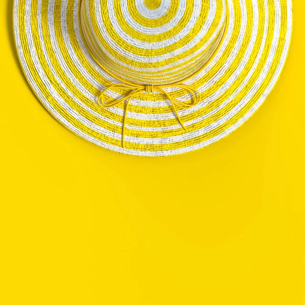 夏の背景概念 テキスト のコピー スペースと黄色の背景の帽子をレンダリングします — ストック写真