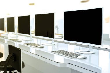 Çalışma masası ile Pc boş ekran kırpma yolunu ve mock-up metni, 3d render ile seçici odak ile